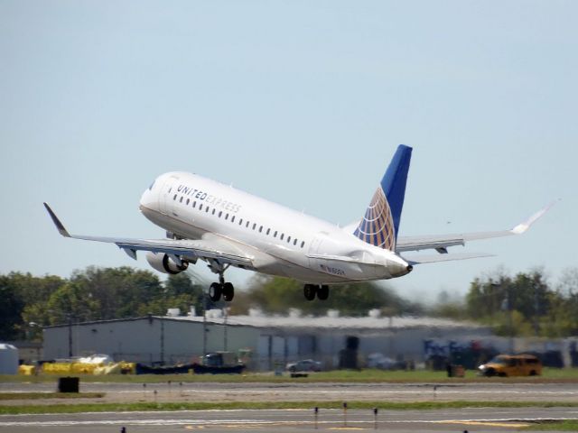 Embraer 175 (N165SY)