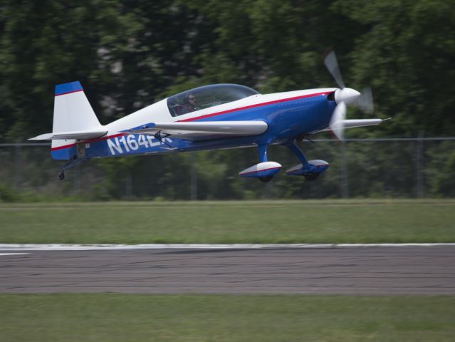 EXTRA EA-300 (N164EX) - Landing runway 08. 1 JUN 2016.