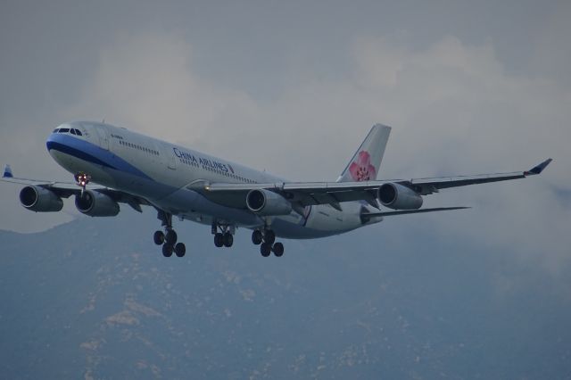 Airbus A340-300 (B-18806)