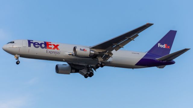 BOEING 767-300 (N186FE) - FedEx 767 arriving from Memphis (MEM)
