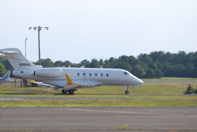 Bombardier Challenger 300 (N365MC) - N365MC at KBLMbr /N365MC at Kblm