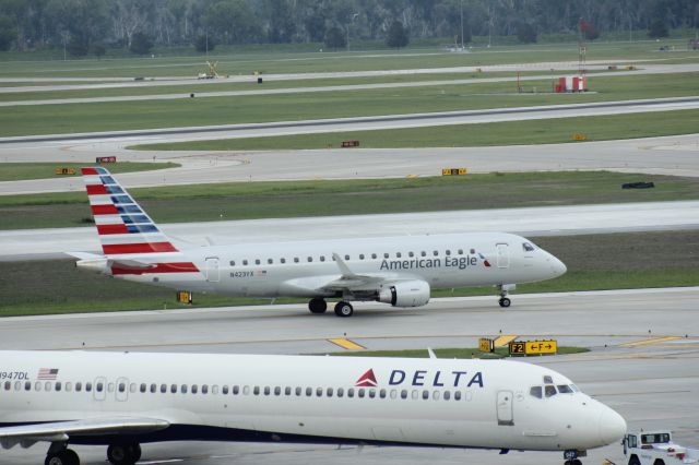 Embraer 170/175 (N423YX) - 081014 flight 4311 from KORD taxiing in to A7 past Delta MD88 N947DL