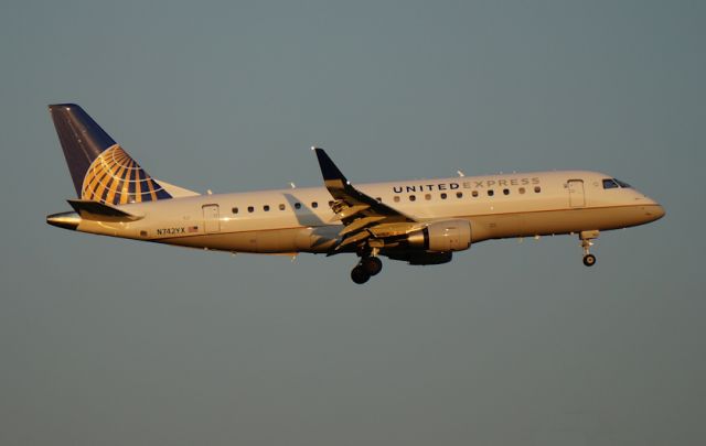 Embraer 170/175 (N742YX)