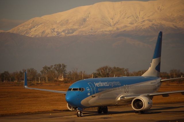 Boeing 737-800 (LV-CXS) - Arriving from Buenos Aires Aeroparque before a flight to the very same airport, on a winter early morning.