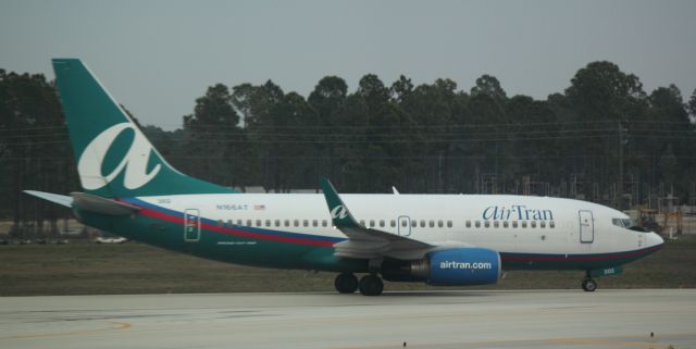 Boeing 737-700 (N166AT) - Taxiing in at RSW on 02/11/2011