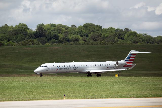 Canadair Regional Jet CRJ-900 (N563NN) - A CRJ-900 owned by American Airlines lined up on BHM's runway 24