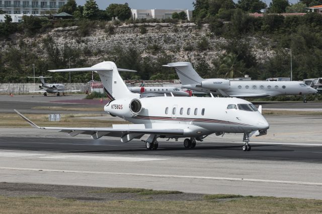 Bombardier Challenger 300 (N758QS)