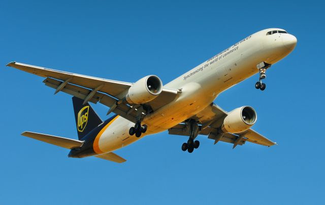 Boeing 757-200 (N428UP) - Fight 2960 on short final for runway 22 at Mather field, Rancho Cordova,CA