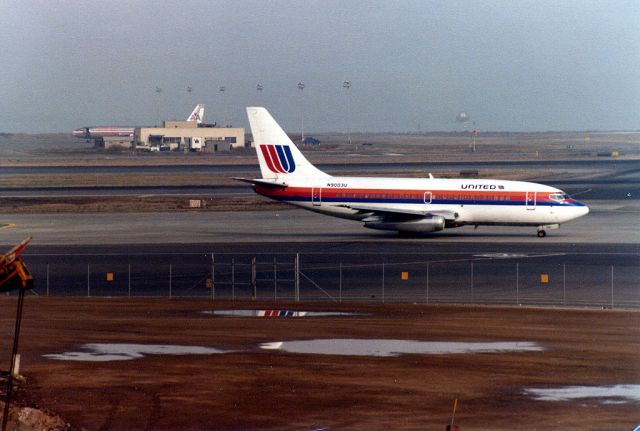 Boeing 737-200 (N9003U) - United Airlines - Boeing 737-222 C/N 19041/12 - N9003U - At SFO - 1980-Dec-24.