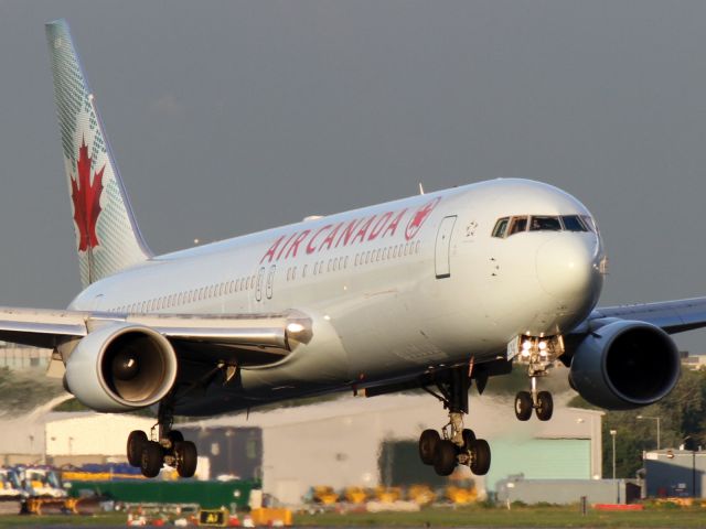 BOEING 767-300 (C-FMWY)