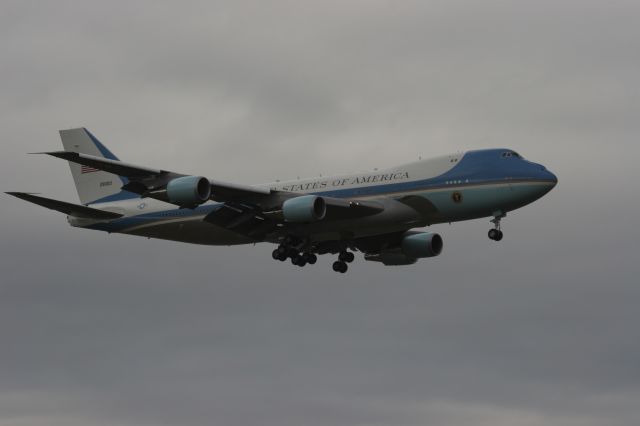 Boeing 747-200 (N29000) - Air Force One on Final Approach Austin Straubel Field Green Bay, WI - Presidential Campaign.