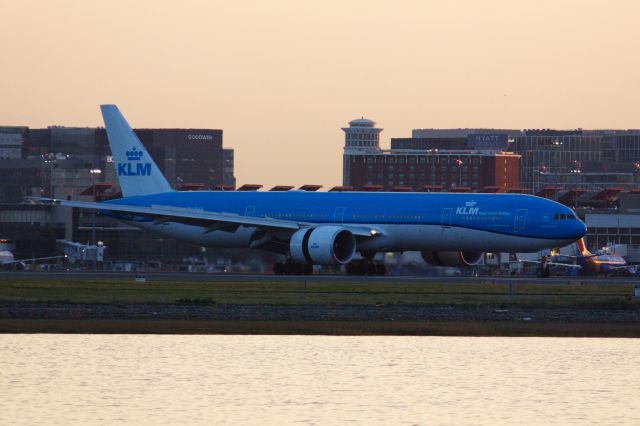 BOEING 777-300ER (PH-BVV)