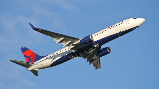 Boeing 737-900 (N833DN) - BOE833 from KBFI on rotation from Rwy 16R after a touch/go landing on 1/26/15. (ln 5250 / cn 31944).