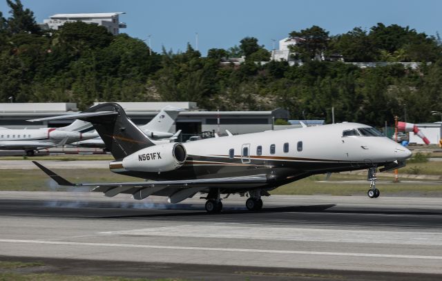 Bombardier Challenger 300 (N561FX)