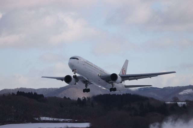 BOEING 767-300 (JA615J) - December 28, 2024:HKD-HND.