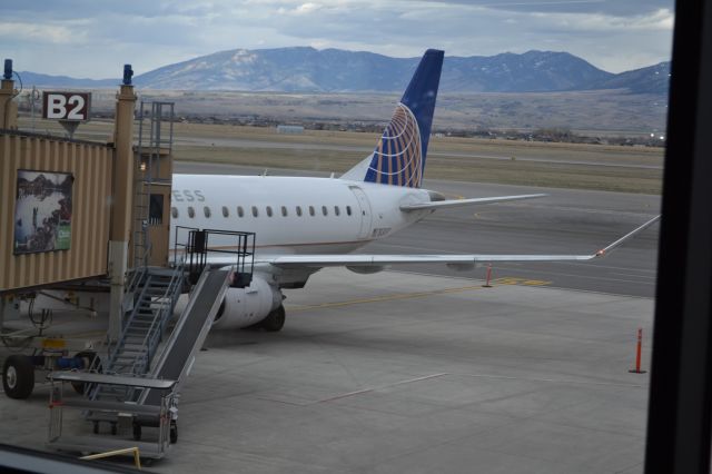 Embraer 175 (N131SY)