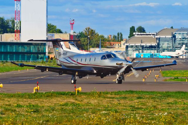 Pilatus PC-12 (UR-MHF)