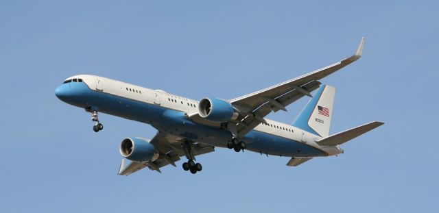 98-0002 — - SAM 559 on final to RWY17. Jan 13, 2021