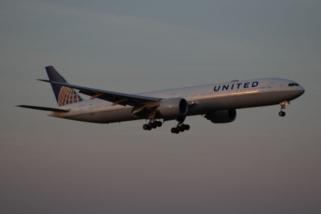 BOEING 777-300ER (N2639U)