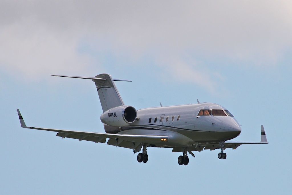 Canadair Challenger (N111JL)