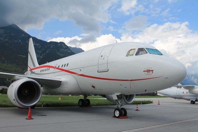 Airbus A318 (OE-LUX)