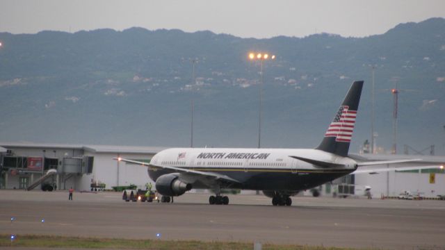 BOEING 767-200 (N760NA)