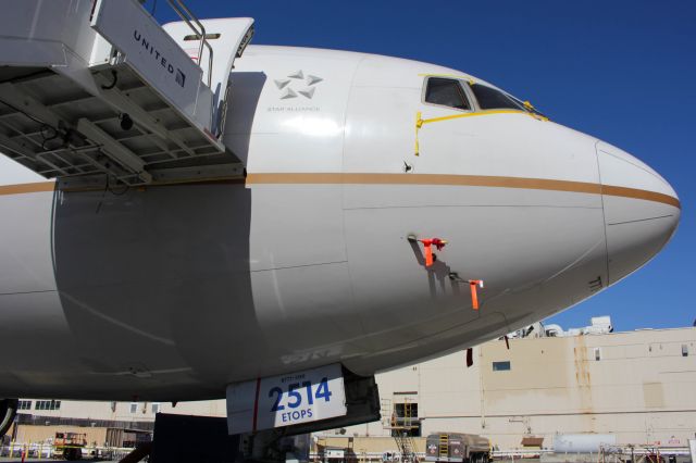 Boeing 777-200 (N214UA)