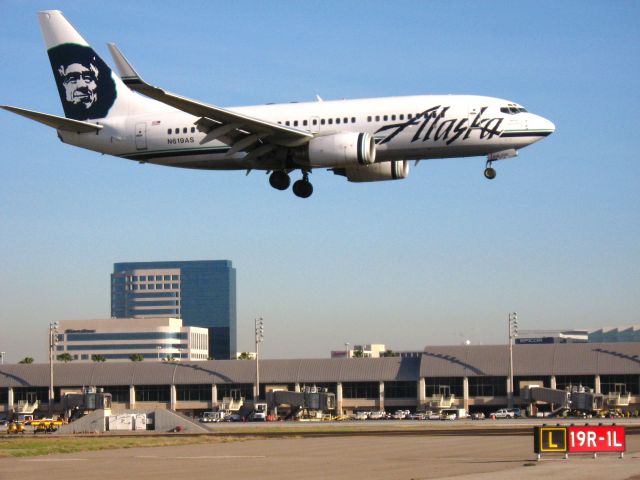 Boeing 737-700 (N619AS) - Landing on RWY 19R