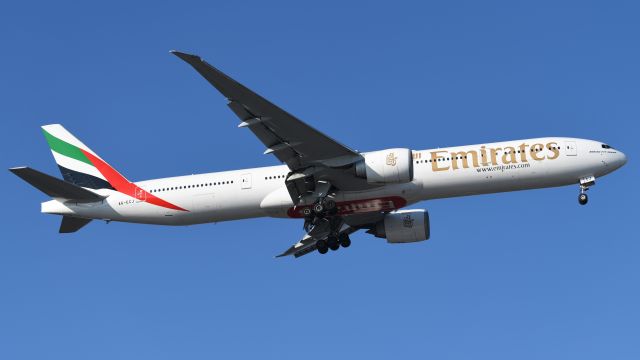 BOEING 777-300ER (A6-ECJ)