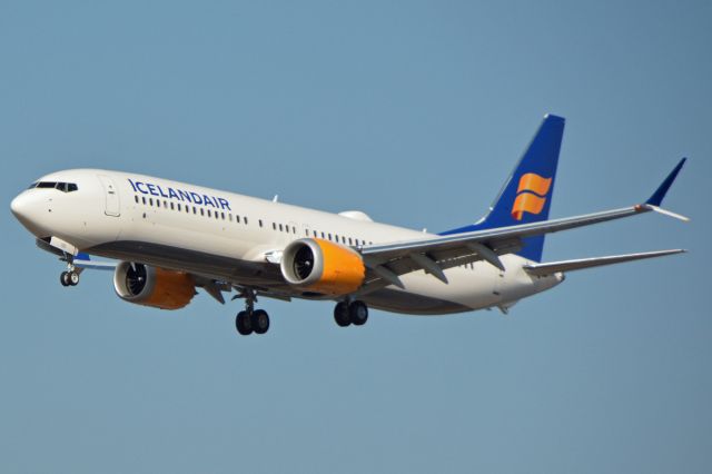 Boeing 737 MAX 9 (TF-ICD) - Kystvejen RWY22L