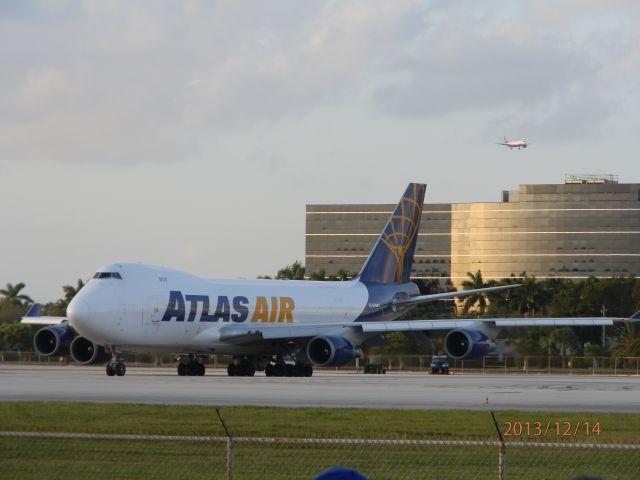 Boeing 747-400 (N498MC)