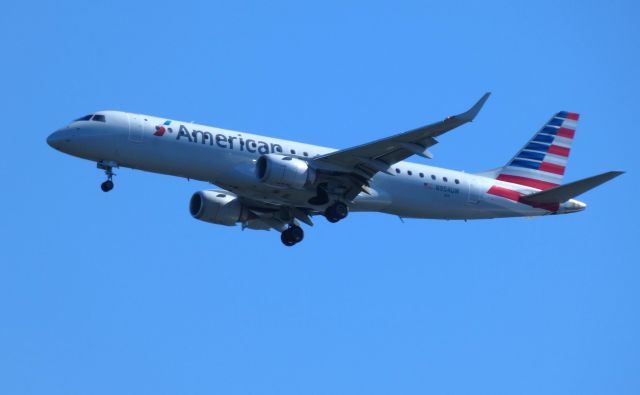 Embraer ERJ-190 (N954UW) - Shown here on approach is an American Airlines Embraer ERJ-190 in the Summer of 2018.