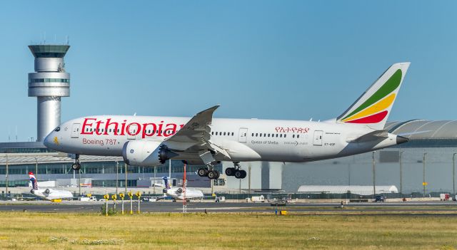 Boeing 787-8 (ET-AOP) - Ethiopian about to touch down on runway 24R at YYZ arriving from Dublin as ETH502. This was the bird that was heavily damaged by its lithium batteries at Heathrow in July 2013