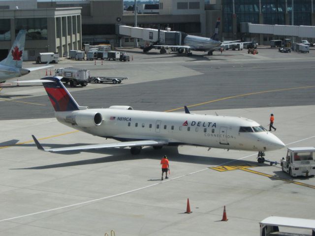 Canadair Regional Jet CRJ-200 (N819CA)