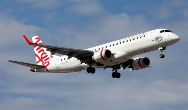 Embraer ERJ-190 (VH-ZPM) - "Maroochydore Beach" On Approach To 16R