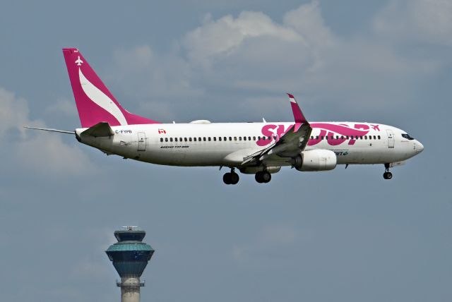 Boeing 737-800 (C-FYPB)