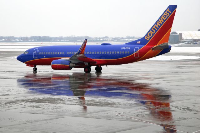 Boeing 737-700 (N225WN) - Cold, gloomy day at Chicago Midway