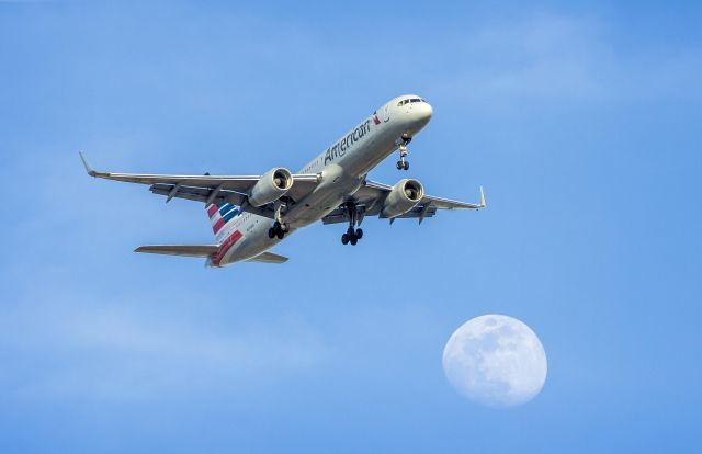 Boeing 757-200 (N203UW) - From my hotel I noticed that the aircraft landing at Sky Harbor were flying a path across the evening moon, all I had to do is wait for the right moment and the moon to rise a little bit more. Ya I could have photo shopped one in faster, but I didnt, its legit! 