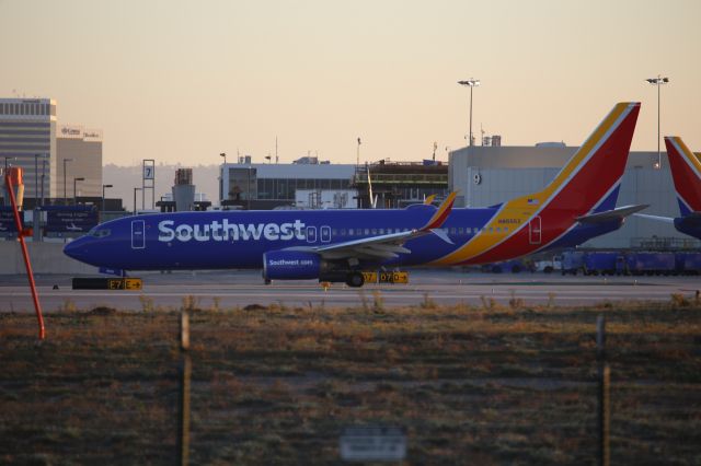 Boeing 737-800 (N8555Z)