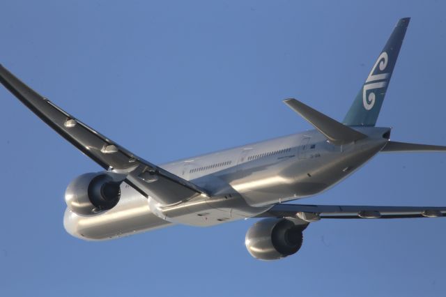 BOEING 777-300ER (ZK-OKM)