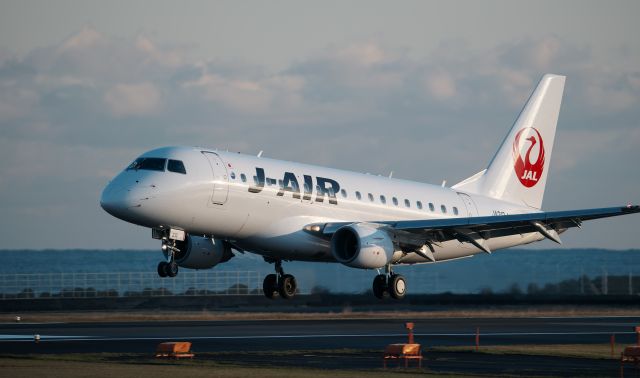 Embraer 170/175 (JA213J) - J-AIR(JAL)