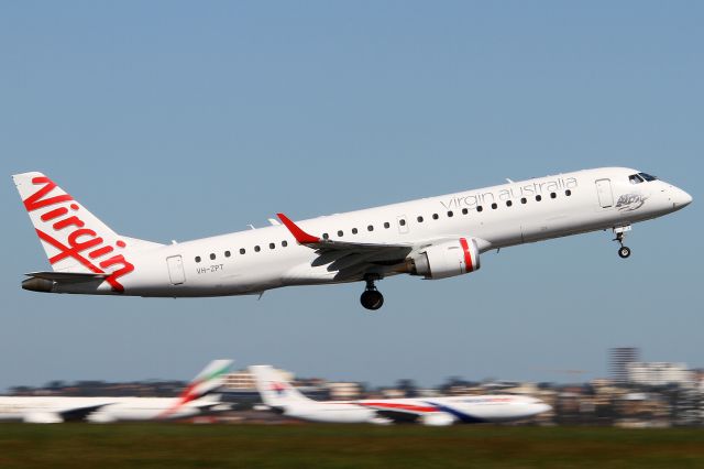 Embraer ERJ-190 (VH-ZPT)