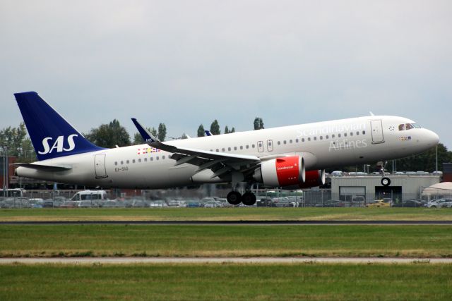 Airbus A320neo (EI-SIG) - On short finals for rwy 09L on 12-Sep-18 operating flight SAS525 from ESSA.