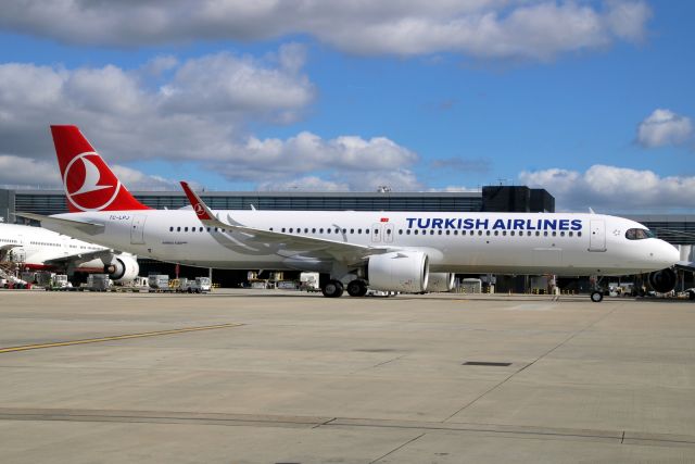 Airbus A321neo (TC-LPJ) - Taxiing to depart rwy 27L on 28-Sep-24 operating flight THY1990 to LTFM on its first visit to EGLL.