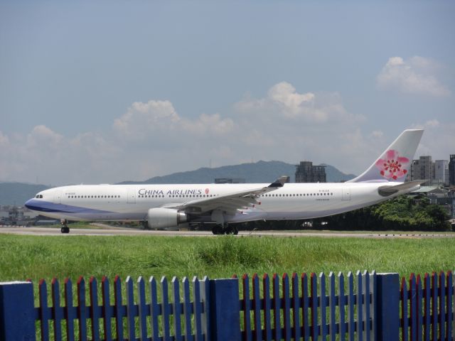 Airbus A330-300 (B-18355) - CHINA AIRLINES A330-302 B-18355 Take off at TSA RWY 10