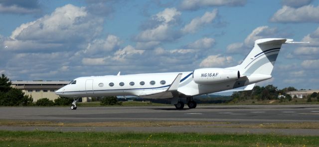 Gulfstream Aerospace Gulfstream V (N616AF) - Taxiing to parking is this 2010 Gulfstream GV-SP (G550) in the Autumn of 2023.