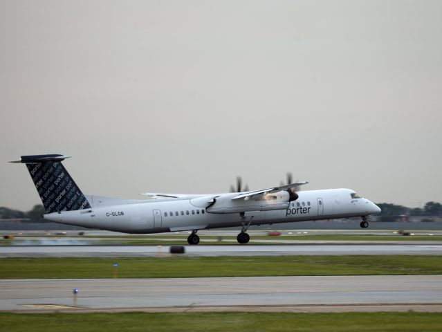 de Havilland Dash 8-400 (C-GLQB)