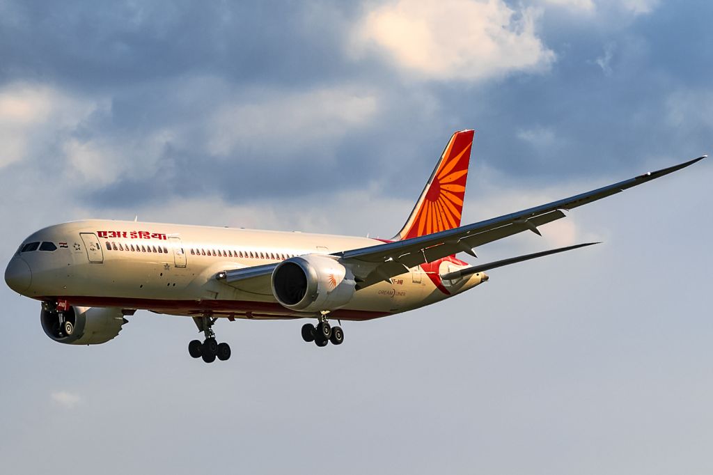 Boeing 787-8 (VT-ANB) - evening arival with hot sun from behind