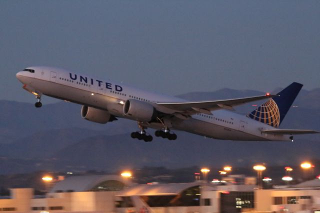 Boeing 777-200 (N223UA)