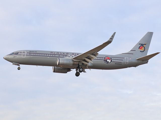 Boeing 737-800 (N569AS) - Alaska Flight 32 getting ready to land at KPHL